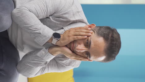 Vertikales-Video-Eines-Nachdenklichen-Mannes-In-Richtung-Der-Kamera.